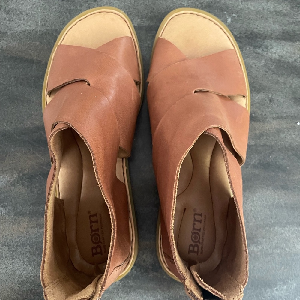 Never Worn- Born Women's Brown Leather Sandals